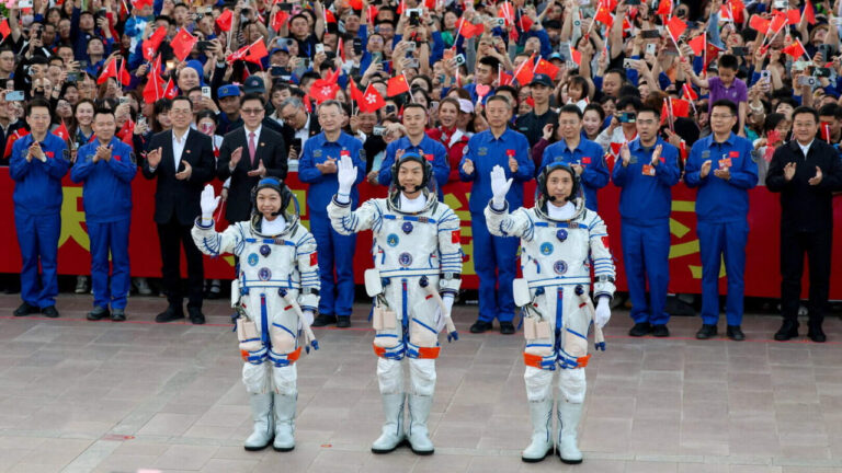 Oy uchun poyga avj olmoqda: Xitoy uch astronavtini fazoga uchirdi