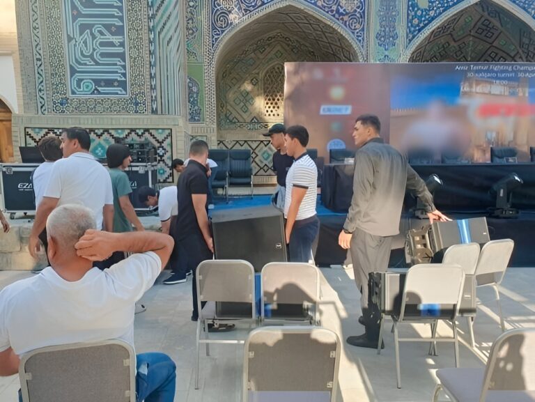 В Бухаре возле медресе Нодир Девонбеги поставили рекламу онлайн-казино
