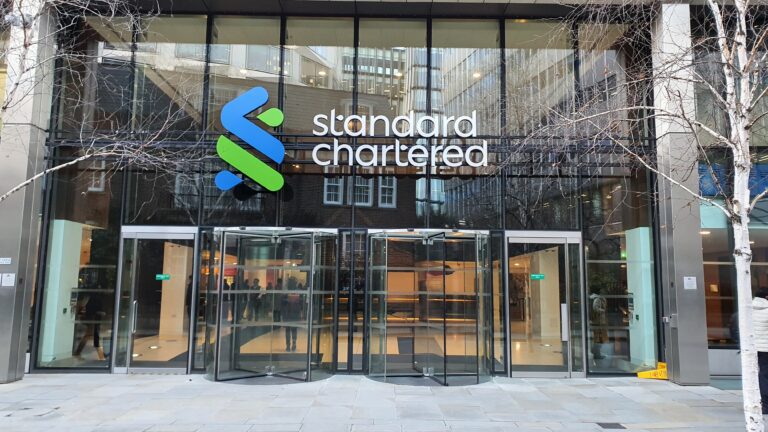 Standard Chartered banki sun’iy idrok tufayli 7000 dan ortiq xodimni bo‘shatadi