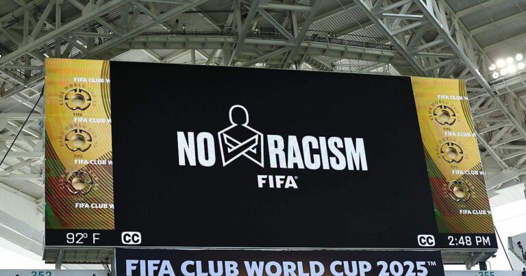 FIFA введет специальный жест для жалоб на расизм на ЧМ