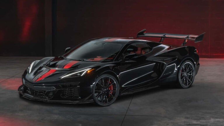 Chevrolet Corvette улетел в историю: суперкар побил рекорд трассы Pikes Peak