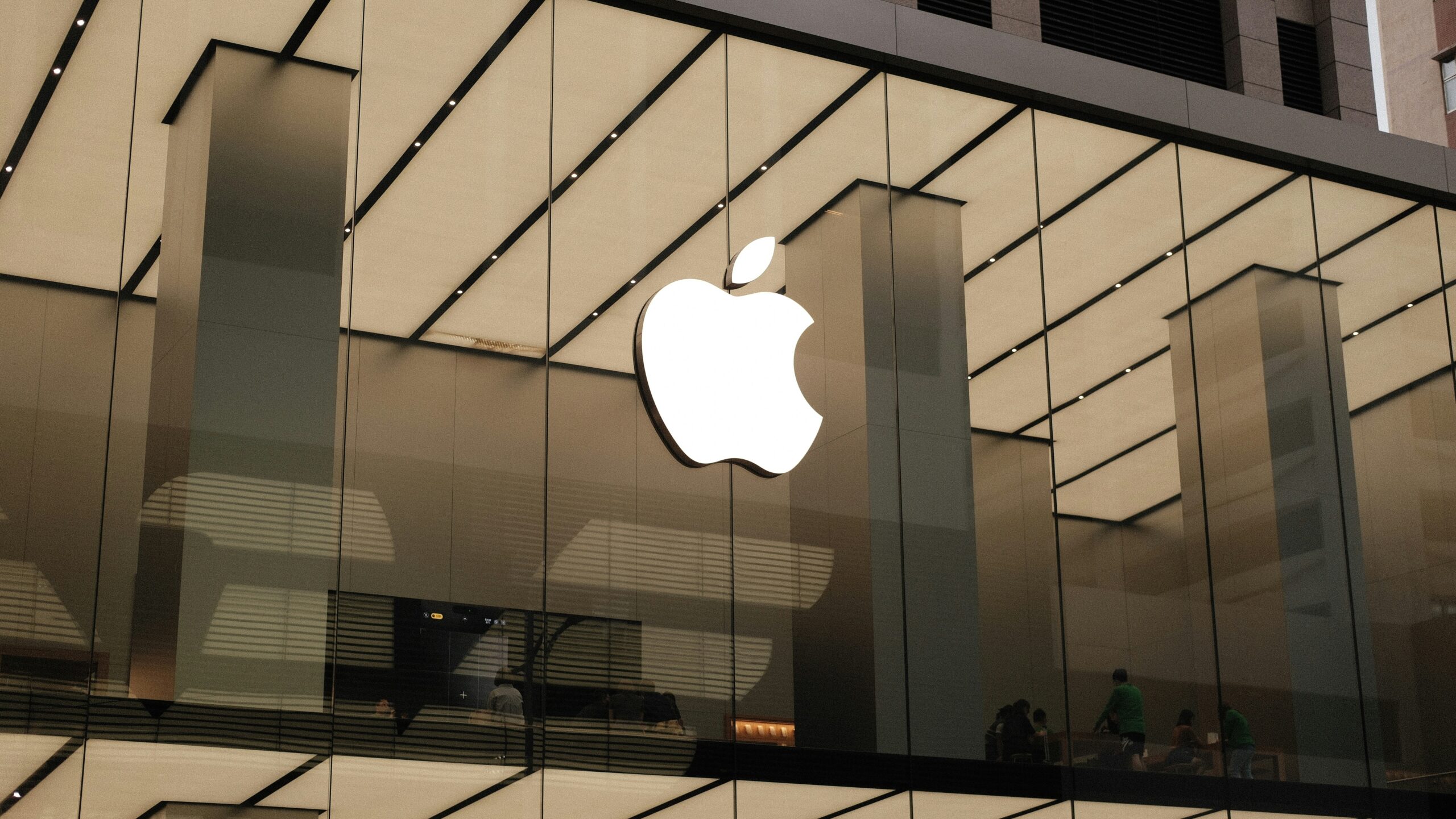Apple Warns of Unavoidable Price Rises Amid Surging Memory Chip Costs