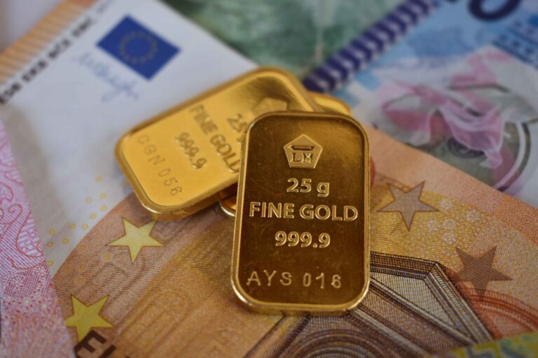 Золото теряет в цене после трех лет роста: его стоимость упала до $3,9 тыс.