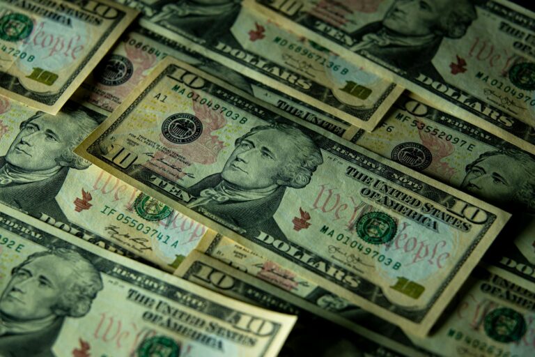 Курс доллара на 2 июня опустился ниже 11 950 сумов