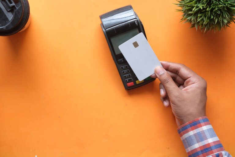 Долю безналичных платежей в Узбекистане планируют довести до 75% к 2030 году