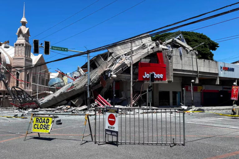 Powerful 7.8 Magnitude Earthquake Strikes Philippines Leaving Three Dead