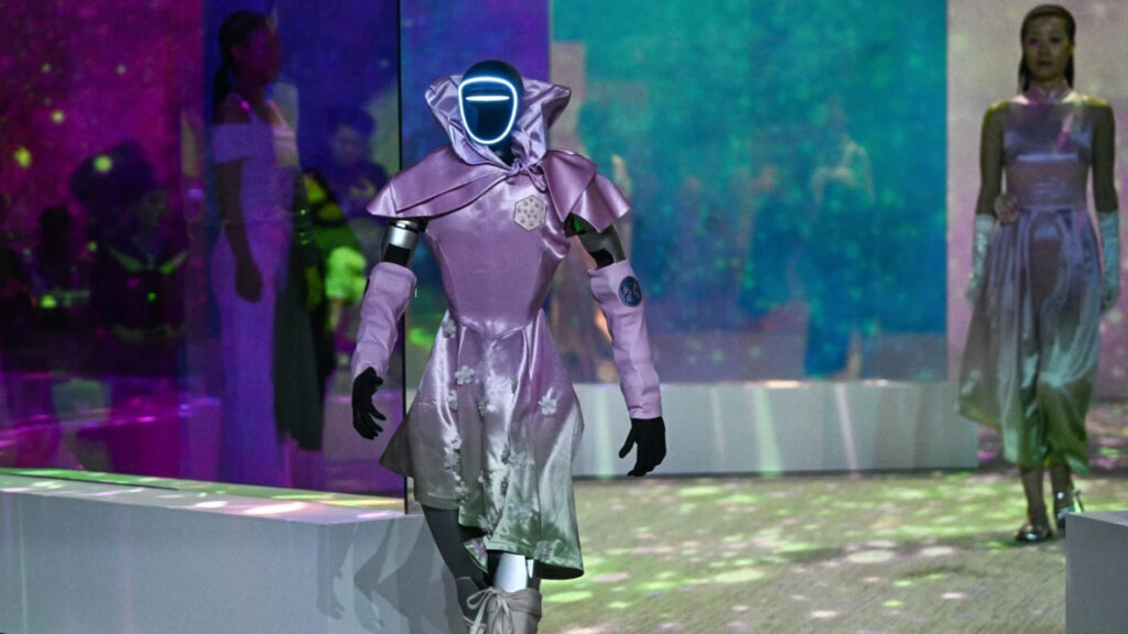 Seulda modellar bilan birga robotlar moda namoyishida qatnashdi