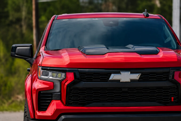Chevrolet avtomobili cho‘lda sinalmoqda — foto