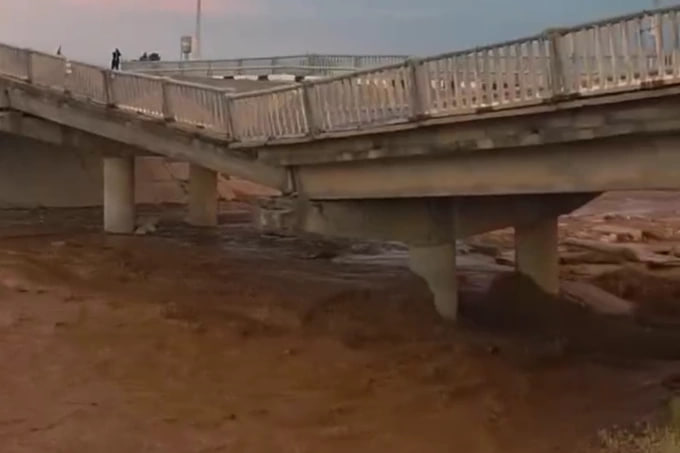 Surxondaryoda sel xalqaro yo‘ldagi ko‘prikka zarar yetkazdi — video