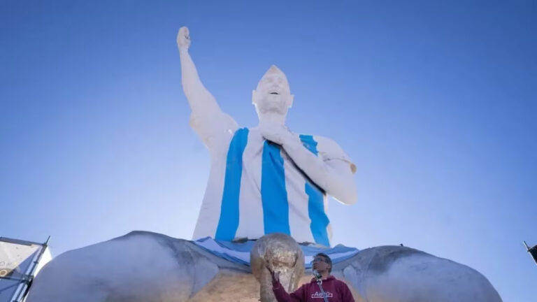 Argentinada Lionel Messining 26 metrlik haykali o‘rnatildi