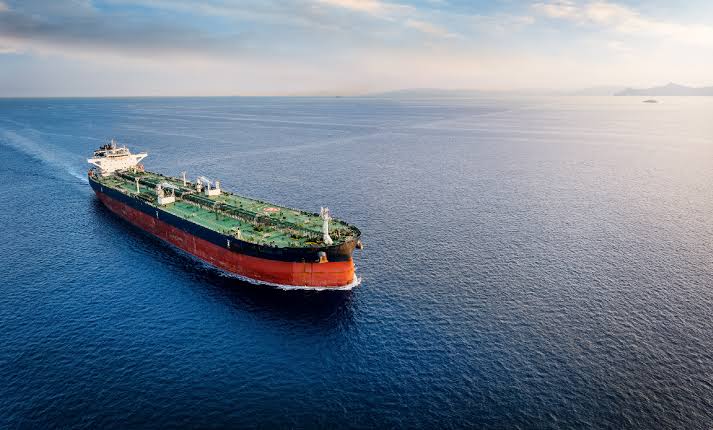 Neft ortayotgan tanker Qora dengizda dron hujumiga uchradi