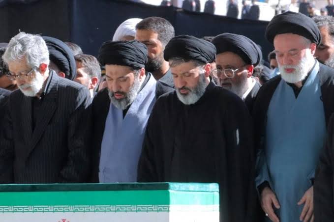Ali Xomanaiyning uch nafar o‘g‘li otasining dafn marosimida qatnashdi