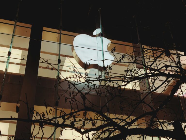 Apple заработала $109 млрд за квартал: половину выручки принес iPhone