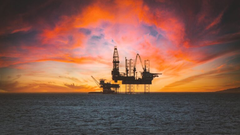Brent приблизилась к $80 на фоне эскалации между США и Ираном