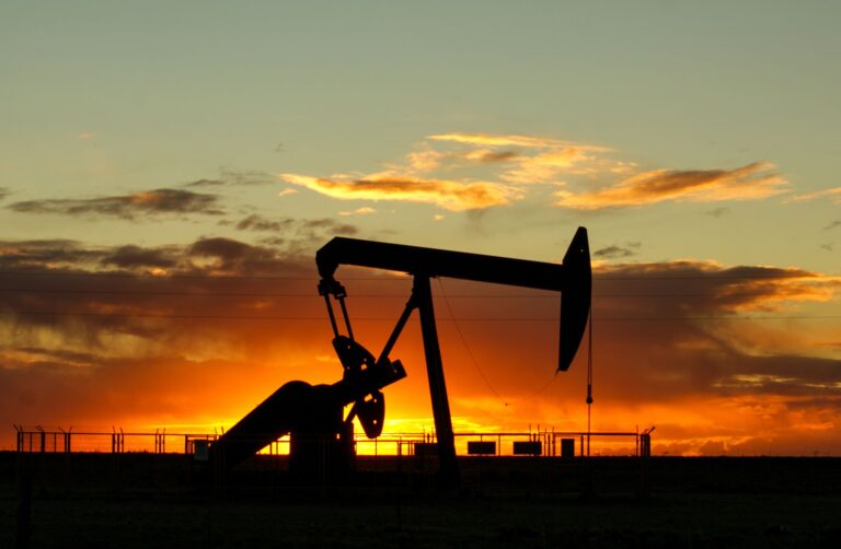 Эскалация на Ближнем Востоке разогнала цены на нефть до $90 за баррель