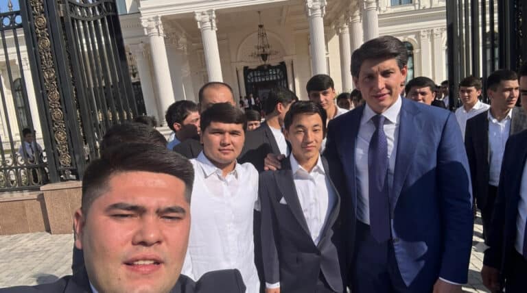 Futbolchilardan qiziqchilargacha: Abbosbek Fayzullayev Toshkentda osh berdi — video