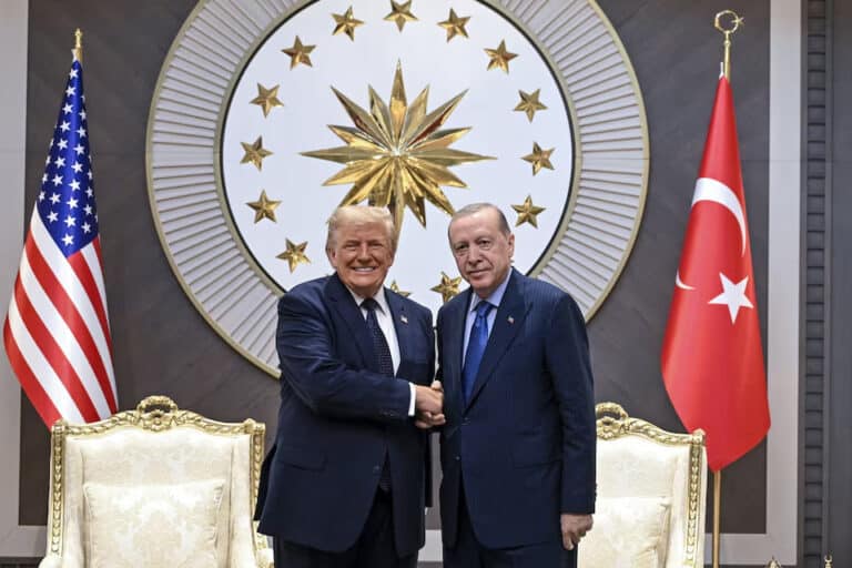 Tramp Turkiyaga nisbatan joriy etilgan sanksiyalarni bekor qilmoqchi