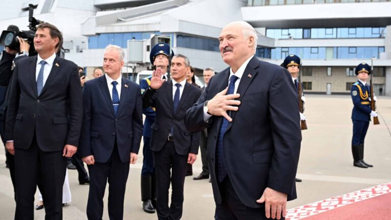 Alohida hurmat: Lukashenko Mirziyoyevni aeroportda shaxsan o‘zi kuzatib qo‘ydi
