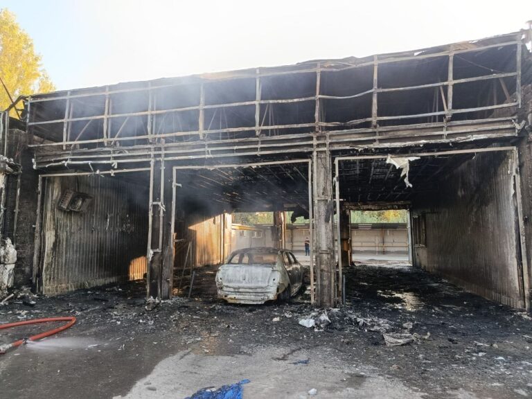Cobalt yonib ketdi: Gulistonda «moyka»da yong‘in chiqdi — video