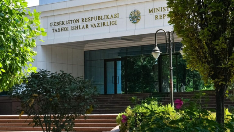 Rossiyada migrantlar uchun telefon xarid qilish majburiyati joriy etilmagan — O‘zbekiston TIV