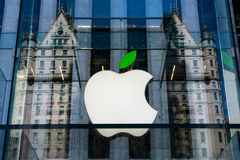 Apple taxtni qaytardi: uning qiymati 4,9 trln dollarga yetdi