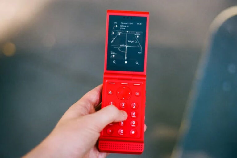 Motorola Razr yaratuvchilaridan biri 300 dollarlik Light Flip telefonini taqdim etdi