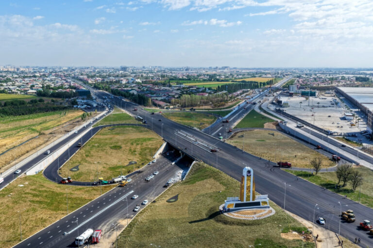 Toshkent – Nurafshon yo‘lida kuniga 130 ming avtomobil o‘tkaza oladigan yo‘l o‘tkazgich ochildi