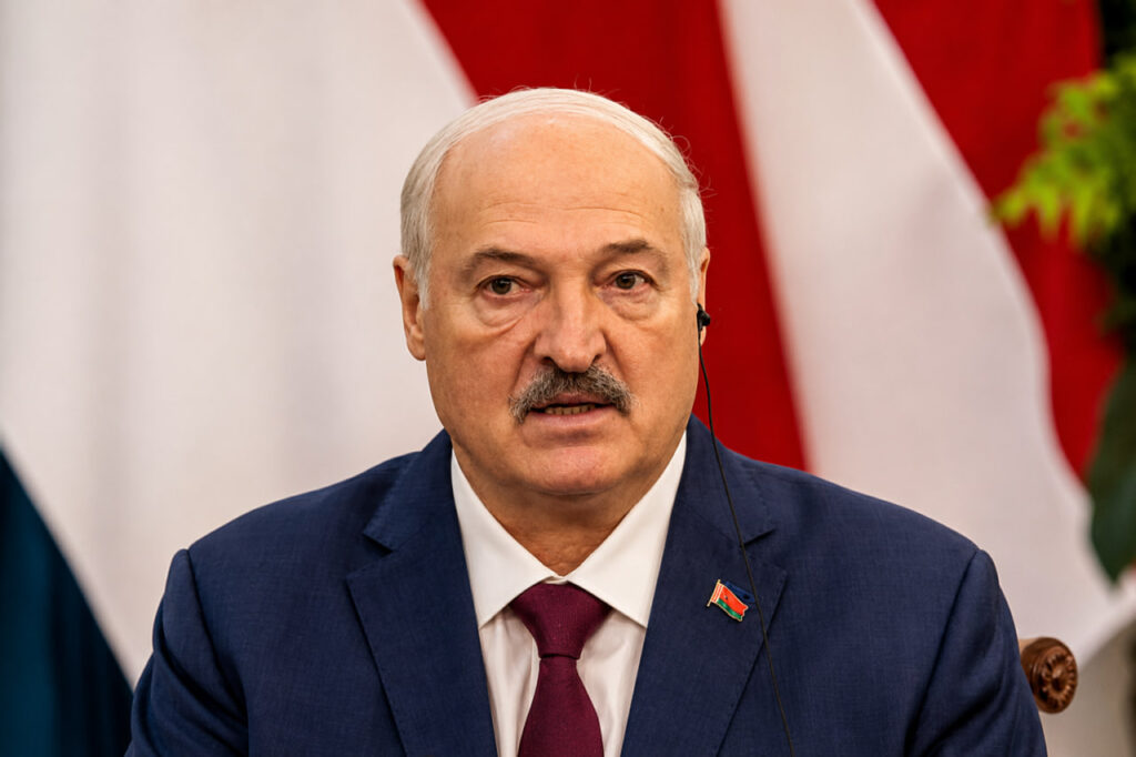 Minglab dollar xohlayotgan bo‘lsangiz Rossiyaga boring — Lukashenko maoshidan norozi bo‘lgan o‘zbekistonliklarga javob qaytardi