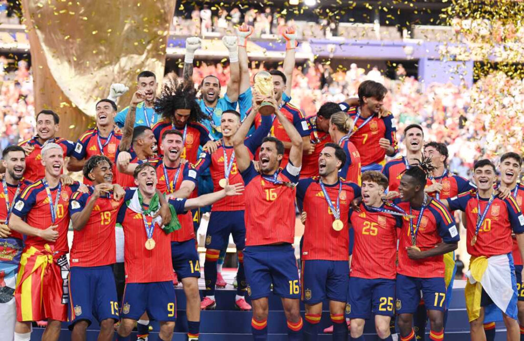 Ispaniya futbolchilari jahon chempionligini qimmatbaho vino bilan nishonlashda davom etmoqda