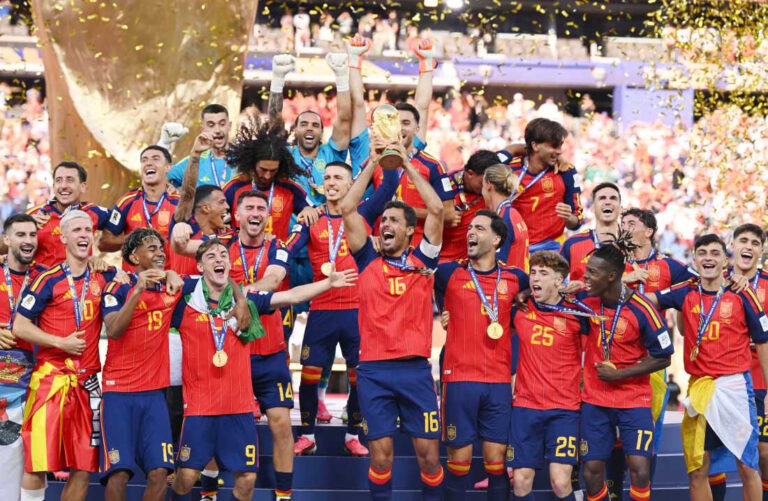 Ispaniya futbolchilari chempionlikni 800 ming dollarlik vino bilan nishonlamoqda