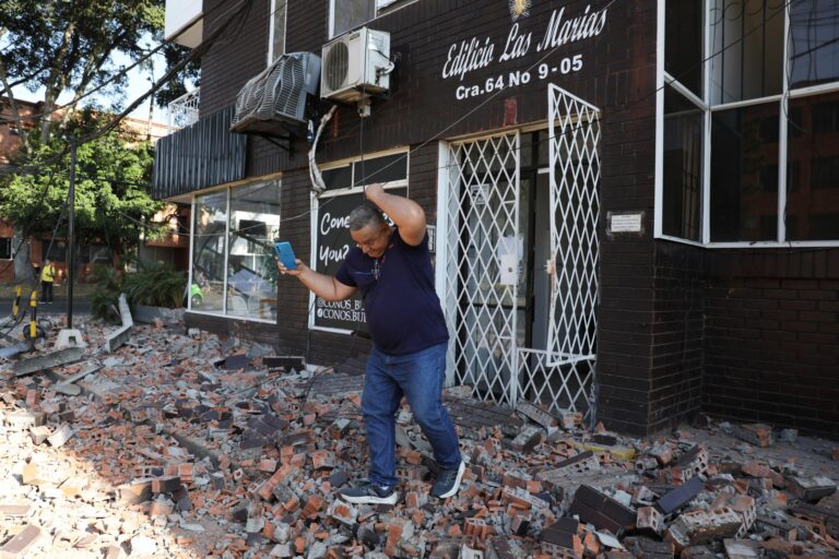 Число жертв землетрясения в Колумбии выросло до 132 человек