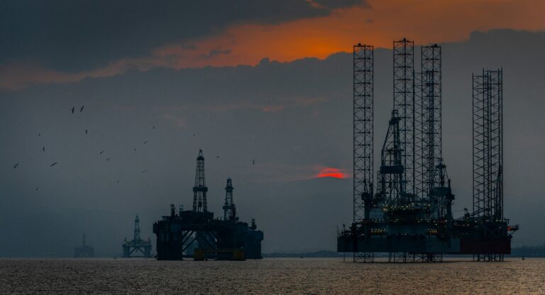 Нефть снова дорожает: рынок испугался нового витка конфликта США и Ирана