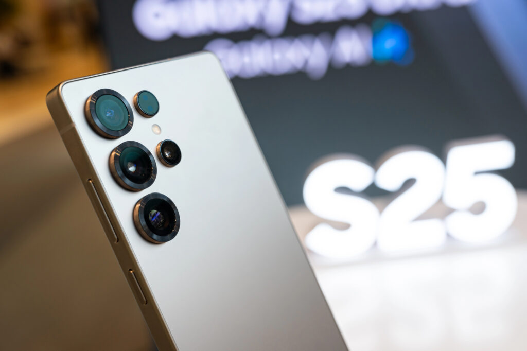 Norasmiy ma’lumotlarga ko‘ra, bu Qualcomm’ning 2 nanometrli texnologiya asosida ishlab chiqarilgan ilk mobil chiplaridan biri bo‘ladi.

Galaxy S27 turkumining 2027-yil boshida taqdim etilishi kutilmoqda. Samsung ham, Qualcomm ham hozircha yangi smartfonlarda aynan qaysi protsessorlardan foydalanilishini rasman tasdiqlamagan.

Grafik protsessor sezilarli kuchayishi mumkin

Insayder Digital Chat Station ma’lumotiga ko‘ra, Snapdragon 8 Elite Gen 6 va uning kuchliroq Gen 6 Pro versiyasidagi yangi Adreno grafik protsessorlari oltita hisoblash blokiga ega bo‘ladi. Taqqoslash uchun, Galaxy S26 Ultra’da ishlatiladigan Snapdragon 8 Elite Gen 5 tarkibidagi Adreno 840’da bunday bloklar soni uchtani tashkil etishi aytilmoqda.

Agar Qualcomm har bir grafik blok arxitekturasini keskin o‘zgartirmasa, ularning soni ikki baravar ko‘payishi grafik unumdorligining sezilarli oshishiga olib kelishi mumkin. Bu ayniqsa yuqori grafik sozlamalarida ishlaydigan mobil o‘yinlarda, kadrlar chastotasini barqaror ushlab turish va murakkab grafik effektlarni qayta ishlashda sezilishi kutilmoqda.

Yangi Adreno grafik tizimida kesh-xotiradan samaraliroq foydalanishga qaratilgan alohida texnologiya ham qo‘llanishi aytilmoqda. Biroq protsessorlarning real o‘yinlardagi natijalari va energiya sarfi hozircha noma’lum.

Galaxy S27 Pro va Ultra yangi chipni olishi kutilmoqda

SamMobile ma’lumotiga ko‘ra, Snapdragon 8 Elite Gen 6 Pro Galaxy S27 Pro va Galaxy S27 Ultra modellarida ishlatilishi mumkin. Standart Snapdragon 8 Elite Gen 6 va kuchliroq Pro versiyasidagi grafik protsessorlar mos ravishda Adreno 845 va Adreno 850 nomini olishi kutilmoqda.

2 nanometrli ishlab chiqarish jarayoniga o‘tish Qualcomm’ga chip unumdorligini oshirish bilan birga energiya samaradorligini yaxshilash imkonini berishi mumkin. Biroq chipning texnik xususiyatlari rasman e’lon qilinmagani sababli bu ko‘rsatkichlar hozircha taxmin sifatida qolmoqda.

Qualcomm yangi Snapdragon’ni sentabrda ko‘rsatishi mumkin

Qualcomm’ning 2026-yilgi Snapdragon Summit tadbiri 22–24-sentabr kunlari AQShning Gavayi shtatidagi Maui orolida o‘tkazilishi rejalashtirilgan. Kompaniya tadbirda yangi avlod mobil platformalarini namoyish qilishi kutilmoqda.

Snapdragon 8 Elite Gen 6 va Gen 6 Pro protsessorlariga ega dastlabki Android smartfonlari 2026-yilning to‘rtinchi choragidayoq bozorga chiqishi mumkin. Galaxy S27 turkumi esa 2027-yil boshida taqdim etilishi kutilmoqda.