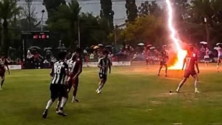 O‘yin vaqtida futbolchini chaqmoq urdi