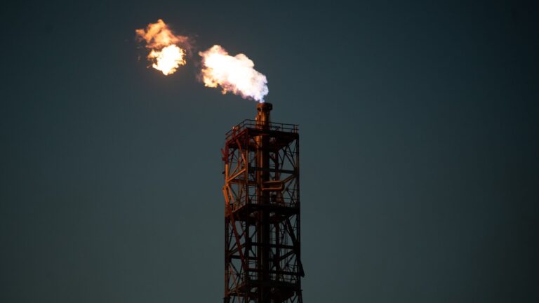 Иран предложил новые правила прохода через Ормуз — Brent подорожала до $83,29