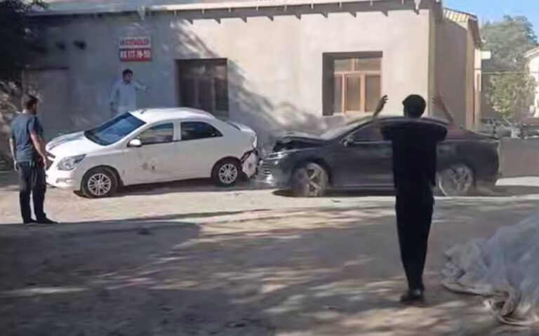 Urganchda kelishmovchilik sabab BYD haydovchisi uchta mashinaga zarar yetkazdi