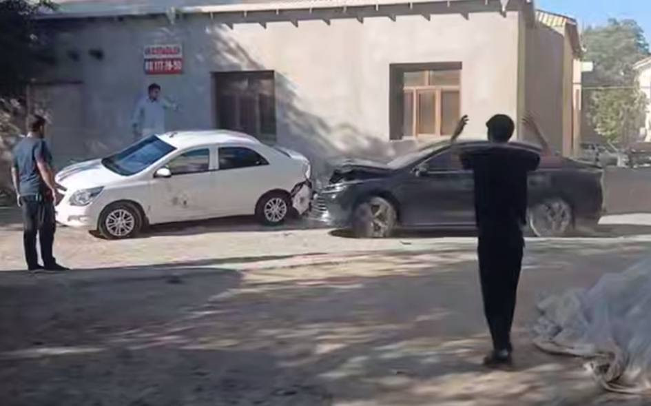 Urganchda kelishmovchilik sabab BYD haydovchisi uchta mashinaga zarar yetkazdi